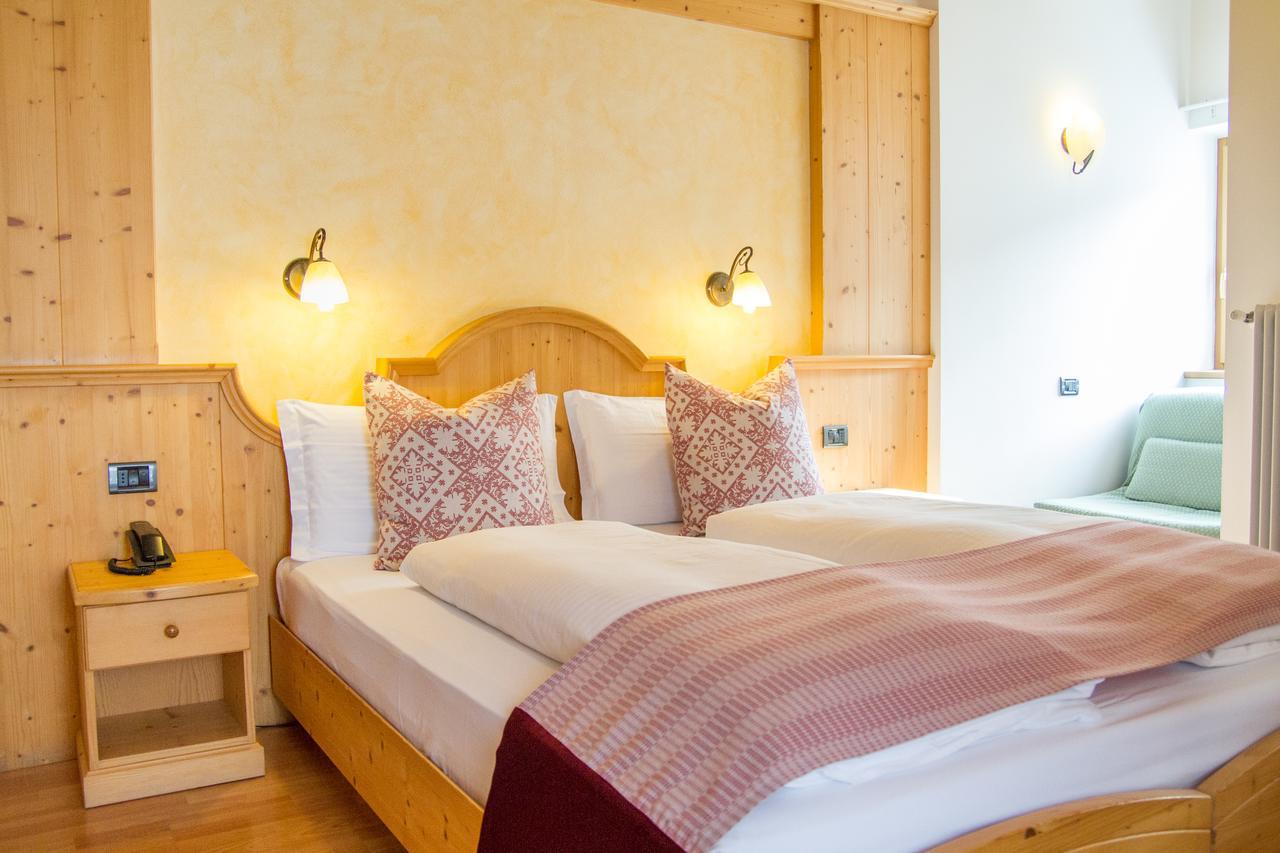Hotel Genzianella Ziano di Fiemme Exteriör bild