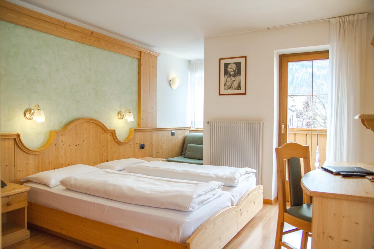 Hotel Genzianella Ziano di Fiemme Exteriör bild