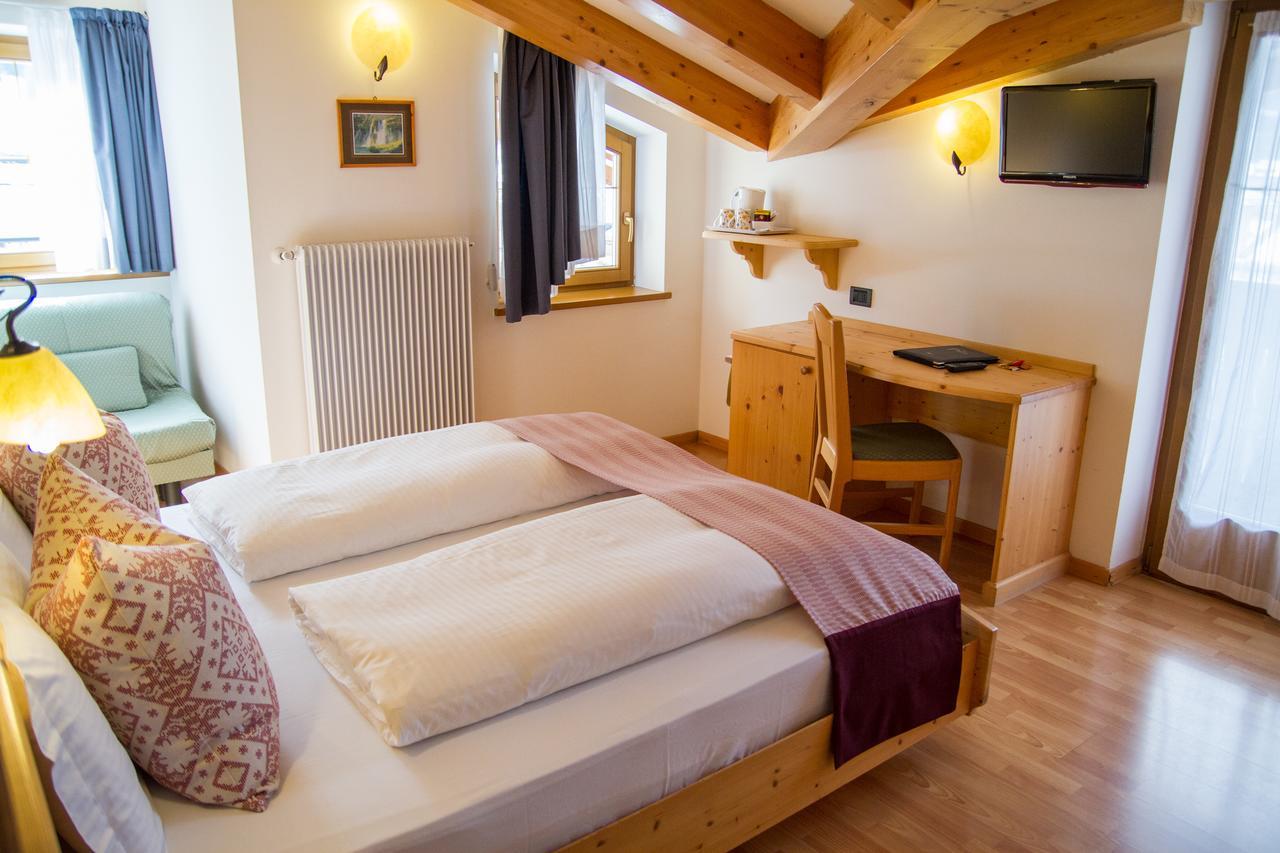 Hotel Genzianella Ziano di Fiemme Exteriör bild