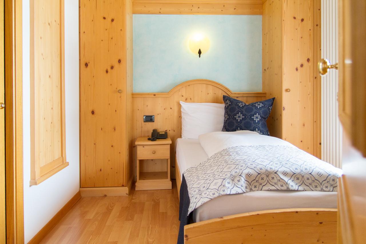 Hotel Genzianella Ziano di Fiemme Exteriör bild