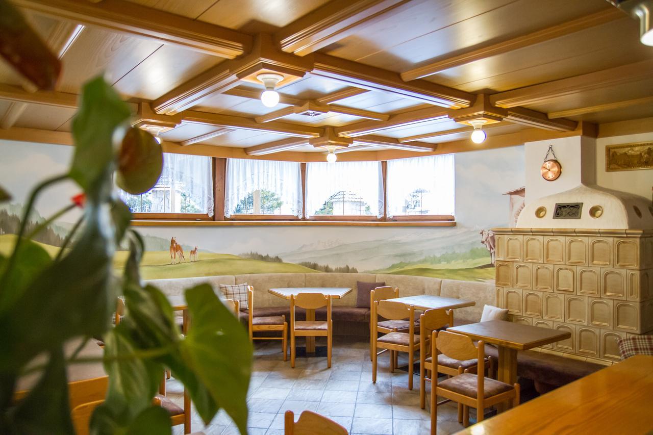 Hotel Genzianella Ziano di Fiemme Exteriör bild