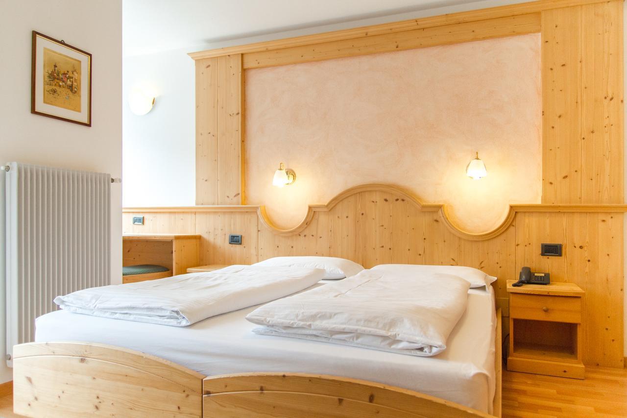 Hotel Genzianella Ziano di Fiemme Exteriör bild